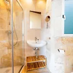 Charming Village Escape With Jacuzzi & Games 펜션