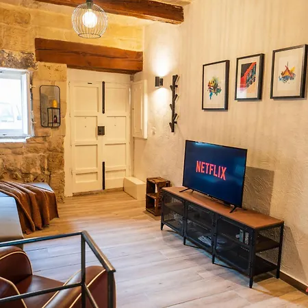 Charming Village Escape With Jacuzzi & Games Casa vacanze *