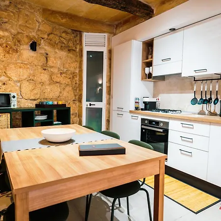 Ferienhaus Charming Village Escape With Jacuzzi & Games *