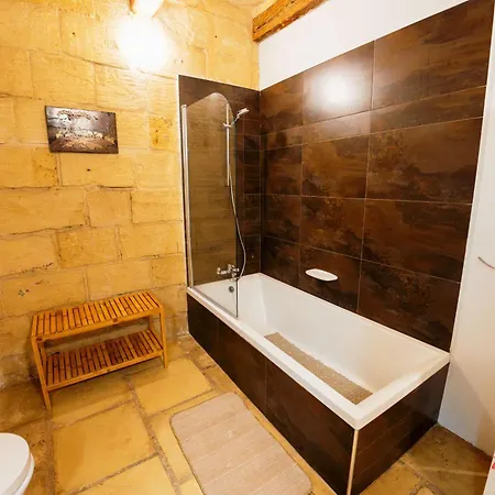 Ferienhaus Charming Village Escape With Jacuzzi & Games
