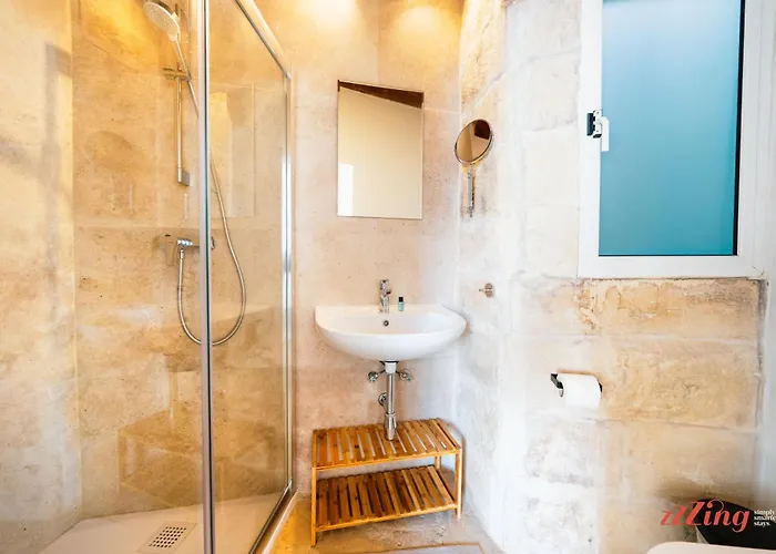 Charming Village Escape With Jacuzzi & Games Ferienhaus