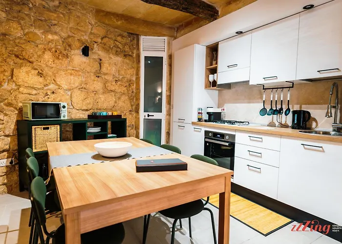 Ferienhaus Charming Village Escape With Jacuzzi & Games *