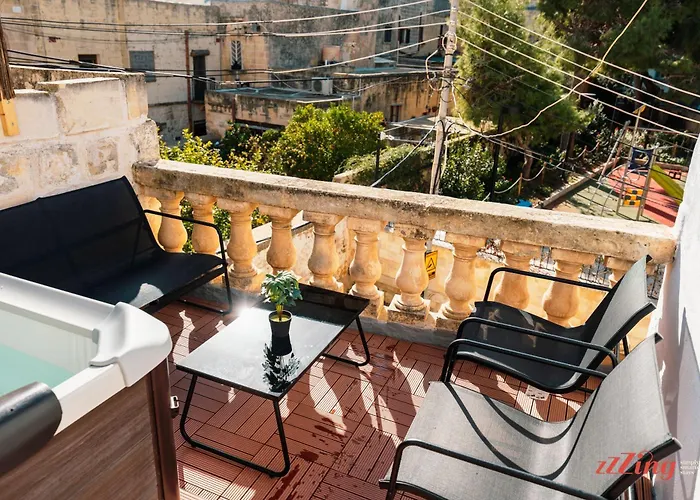 Charming Village Escape With Jacuzzi & Games Ferienhaus