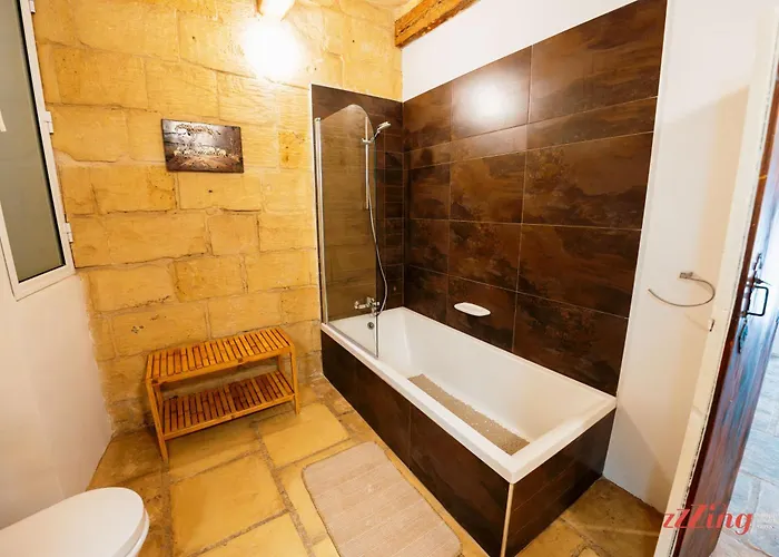 Ferienhaus Charming Village Escape With Jacuzzi & Games